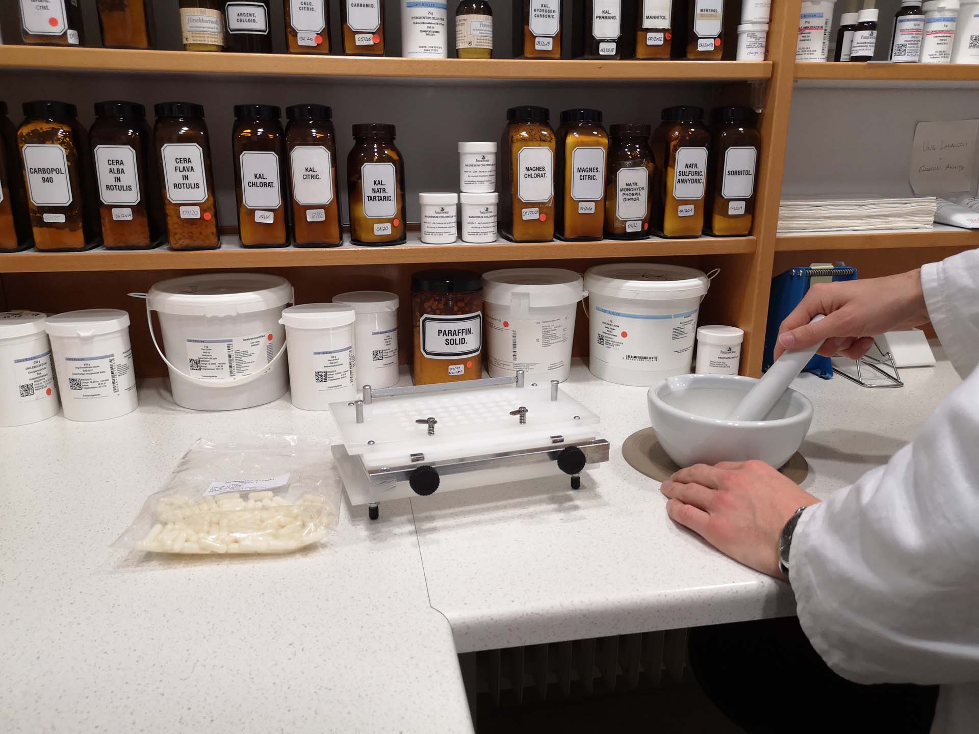 Apotheker bereitet Rezeptur zu