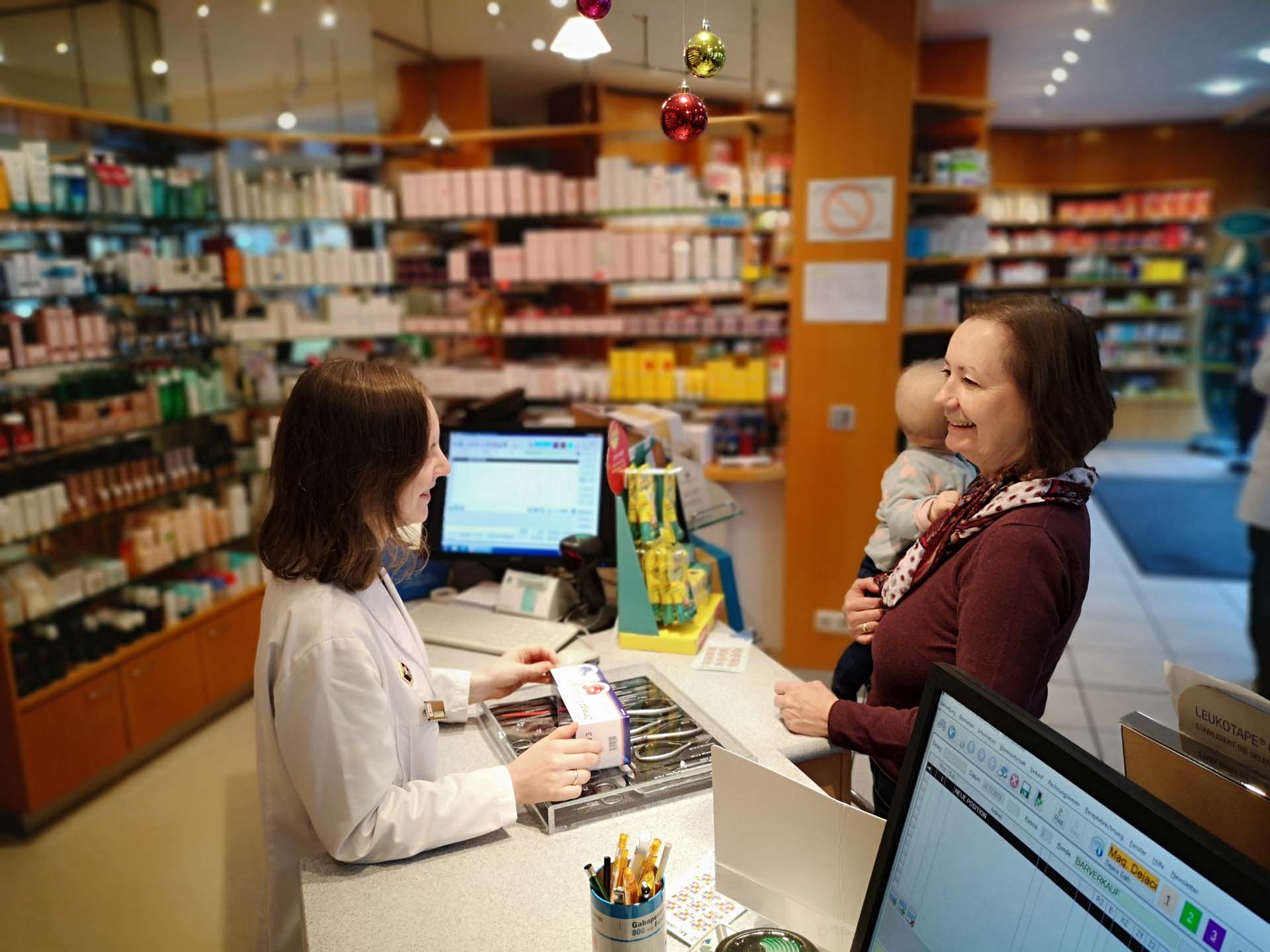 Beratung in der Fidelis Apotheke